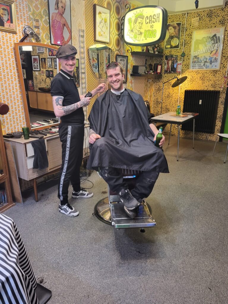 Barbier Jan knipt klant bij Mad Daddy's Barbershop Haarlem